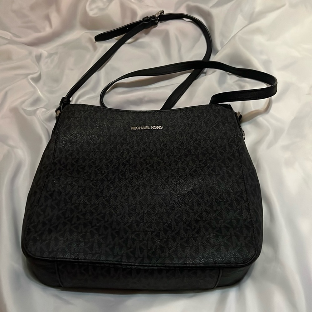 Micheal Kors jet set logo messenger bag, crossbody